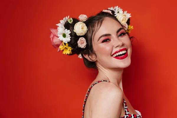 Piękny Uśmiech Młoda Brunetka Kobieta Niesamowite Kwiatowa Fryzura Noszenie Makijaż — Zdjęcie stockowe