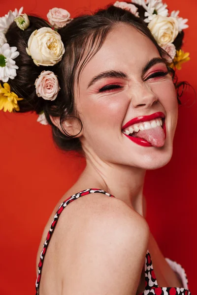 Mooie Glimlachende Jonge Brunette Vrouw Met Een Verbazingwekkende Bloemen Kapsel — Stockfoto