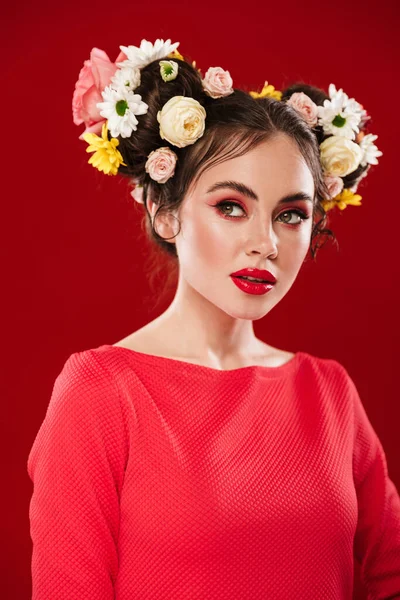 Hermosa Joven Morena Con Increíble Peinado Floral Usando Maquillaje Posando — Foto de Stock