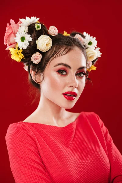 Hermosa Joven Morena Con Increíble Peinado Floral Usando Maquillaje Posando — Foto de Stock