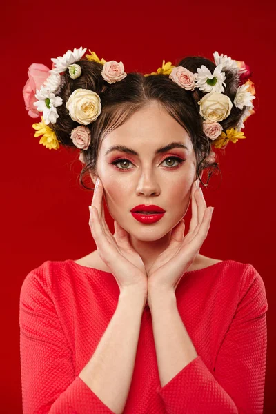 Hermosa Joven Morena Con Increíble Peinado Floral Usando Maquillaje Posando —  Fotos de Stock