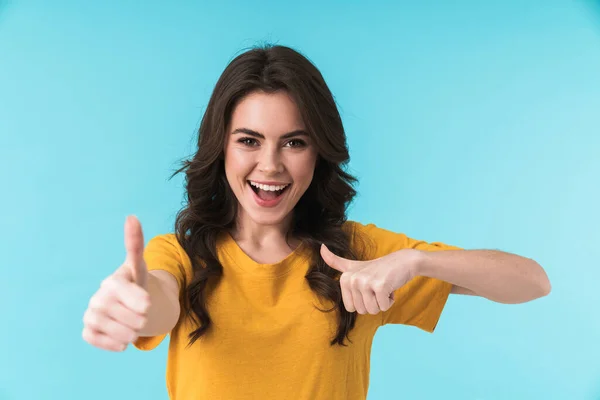 Imagem Uma Jovem Mulher Bonita Alegre Posando Isolado Sobre Fundo — Fotografia de Stock