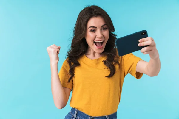 Imagem Feliz Gritando Jovem Bonita Mulher Posando Isolado Sobre Azul — Fotografia de Stock