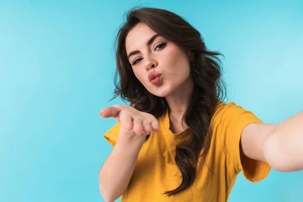 Imagen Linda Joven Mujer Bonita Posando Aislada Sobre Fondo Azul —  Fotos de Stock