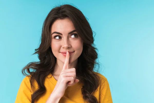 Imagen Linda Mujer Optimista Positiva Posando Aislada Sobre Fondo Pared —  Fotos de Stock