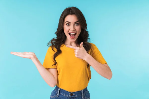 Imagem Uma Jovem Bonita Feliz Positivo Posando Isolado Sobre Fundo — Fotografia de Stock