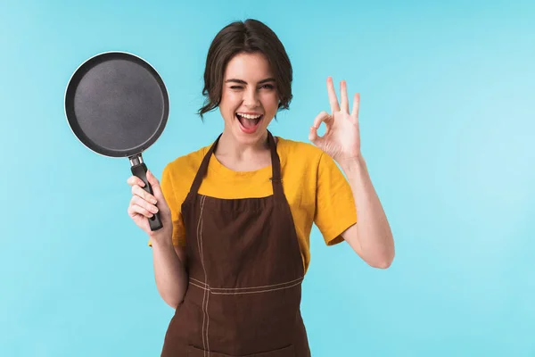 Imagem Bonito Feliz Jovem Chef Segurando Frigideira Isolada Sobre Fundo — Fotografia de Stock