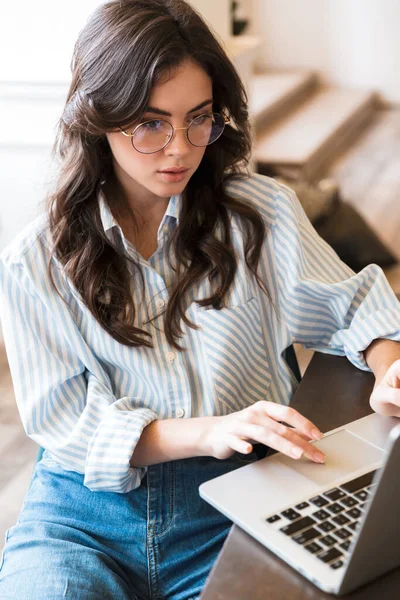 Atraktivní Zamyšlená Mladá Brunetka Která Studuje Kavárně Pracuje Notebooku — Stock fotografie