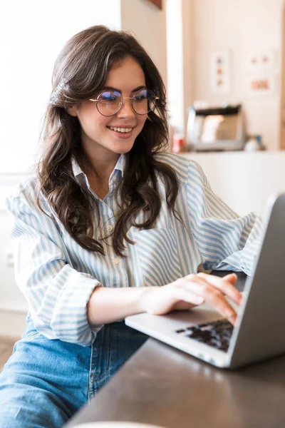 Atractiva Joven Morena Sonriente Que Estudia Café Interior Trabajando Ordenador — Foto de Stock