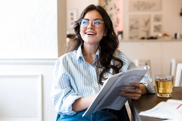 Aantrekkelijke Glimlachende Jonge Brunette Vrouw Studeren Het Cafe Binnen Het — Stockfoto