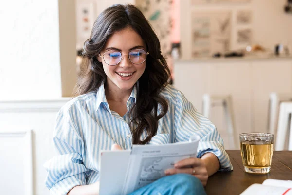 Aantrekkelijke Glimlachende Jonge Brunette Vrouw Studeren Het Cafe Binnen Het — Stockfoto