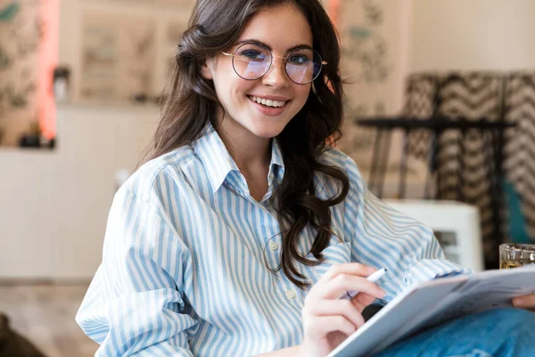 Atractiva Joven Morena Sonriente Estudiando Café Interior —  Fotos de Stock