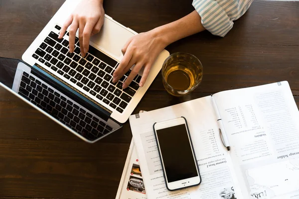 Primer Plano Una Mujer Negocios Escribiendo Ordenador Portátil Mientras Sienta — Foto de Stock