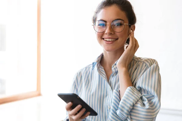 Atractiva Joven Mujer Negocios Morena Sonriente Con Auriculares Inalámbricos Una —  Fotos de Stock