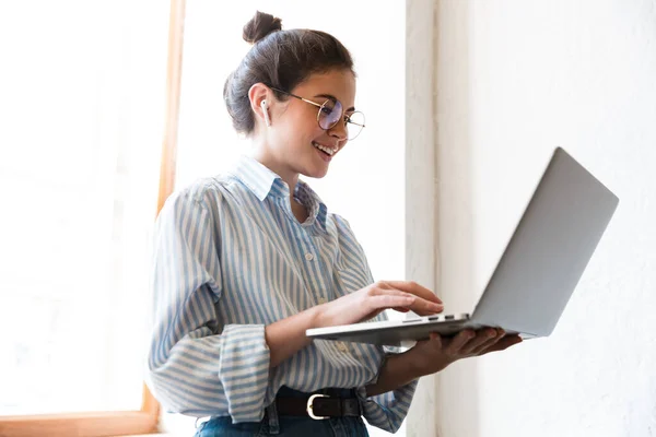 Sonriente Joven Atractiva Mujer Negocios Morena Con Auriculares Inalámbricos Usando — Foto de Stock