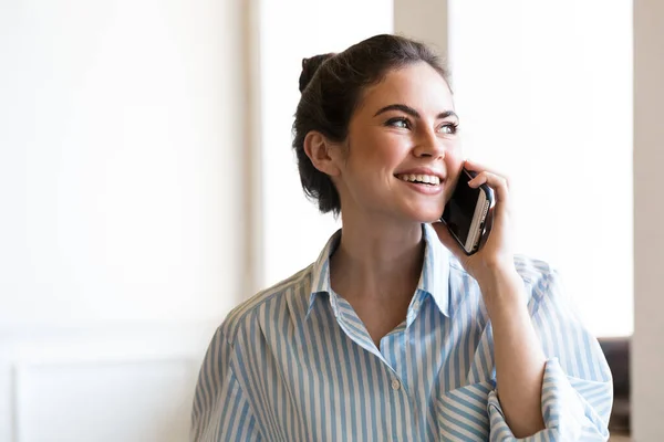 Atraente Sorridente Jovem Morena Empresária Vestindo Camisa Formal Janela Dentro — Fotografia de Stock