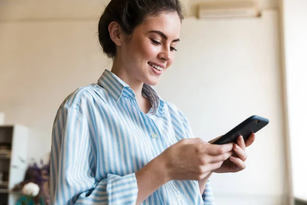 Atractiva Joven Mujer Negocios Morena Sonriente Con Camisa Formal Pie —  Fotos de Stock