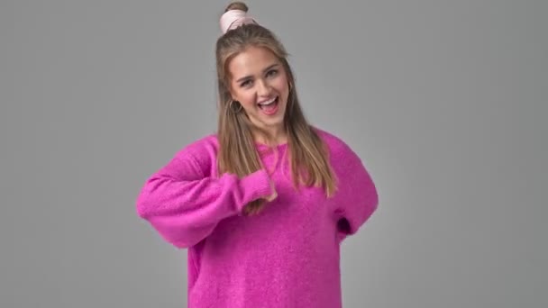Eine Fröhliche Positive Junge Frau Amüsiert Sich Isoliert Vor Grauem — Stockvideo