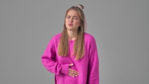 Eine Hübsche Junge Frau Hat Bauchschmerzen Isoliert Vor Grauem Hintergrund — Stockvideo