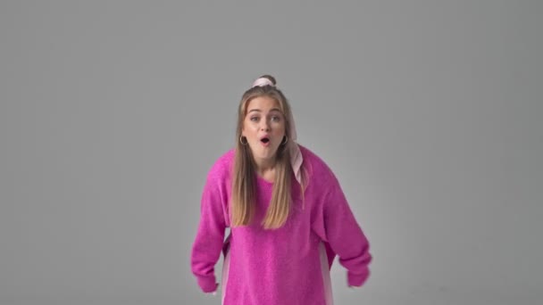 Şaşırmış Genç Bir Kadın Stüdyoda Gri Bir Arkaplandan Izole Edilmiş — Stok video