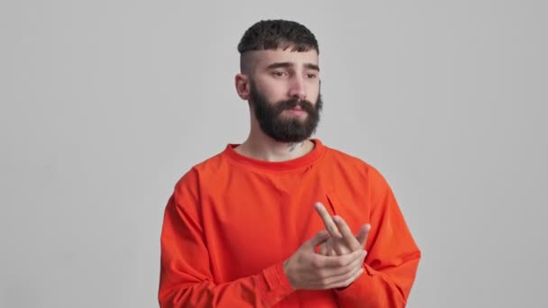 Joven Hombre Morena Serio Pensamiento Aislado Sobre Fondo Gris Pared — Vídeos de Stock