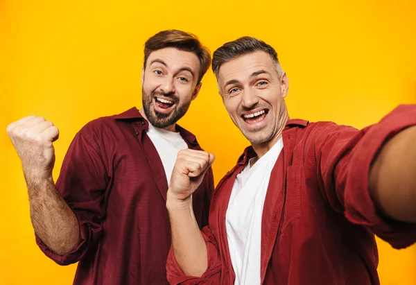 Twee Aantrekkelijke Vrolijke Jonge Mannen Vrienden Dragen Casual Kleding Geïsoleerd — Stockfoto