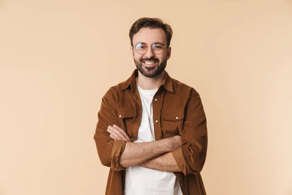 Retrato Joven Alegre Hombre Barbudo Brazos Cruzados — Foto de Stock