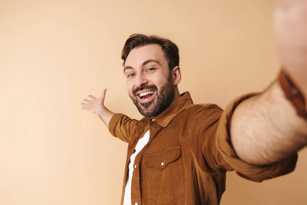 Portrait Jeune Homme Barbu Artistique Joyeux Portant Des Vêtements Décontractés — Photo