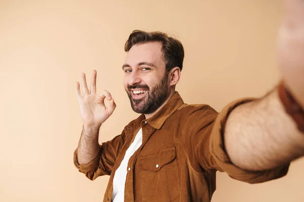 Portrait Jeune Homme Barbu Artistique Joyeux Portant Des Vêtements Décontractés — Photo