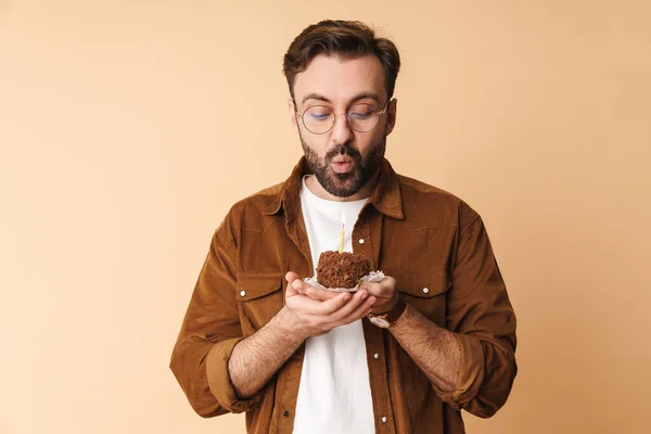 Portrait Jeune Homme Barbu Artistique Joyeux Portant Des Vêtements Décontractés — Photo