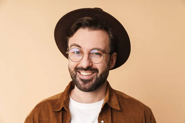 Imagen Optimista Joven Positivo Sin Afeitar Hombre Sombrero Aislado Sobre — Foto de Stock