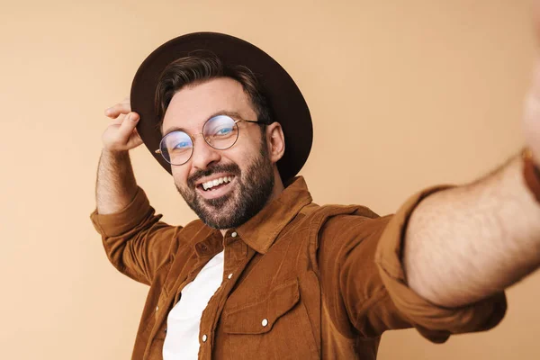 Bilde Smilende Ung Ubarbert Mann Med Hatt Isolert Beige Veggbakgrunn – stockfoto