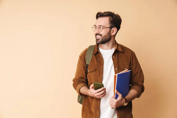 Bild Leende Positiv Ung Orakad Man Isolerad Över Beige Vägg — Stockfoto