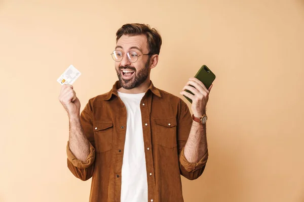 Afbeelding Van Een Blije Verrast Jonge Ongeschoren Man Geïsoleerd Beige — Stockfoto