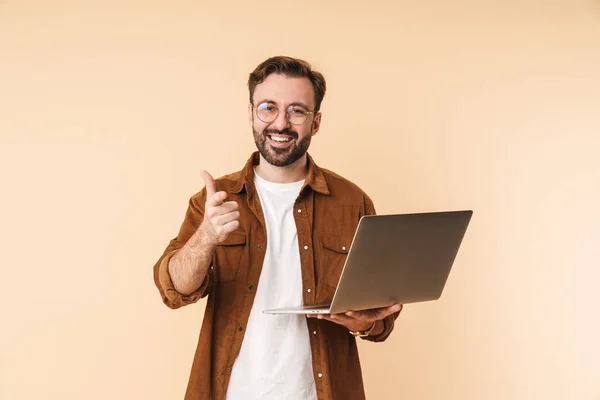 면도를 긍정적 남자가 당신을 가리키는 노트북 컴퓨터를 사용하여 고립된 채웃고 — 스톡 사진