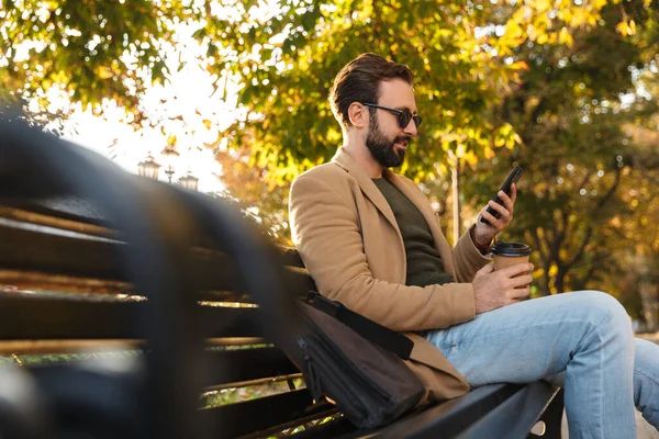 Imagen Hombre Adulto Guapo Con Chaqueta Usando Teléfono Celular Mientras — Foto de Stock