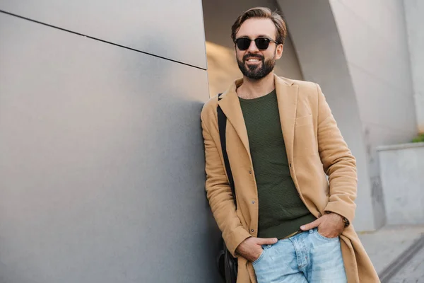 Immagine Bell Uomo Adulto Con Barba Caucasica Occhiali Sole Sorridente — Foto Stock