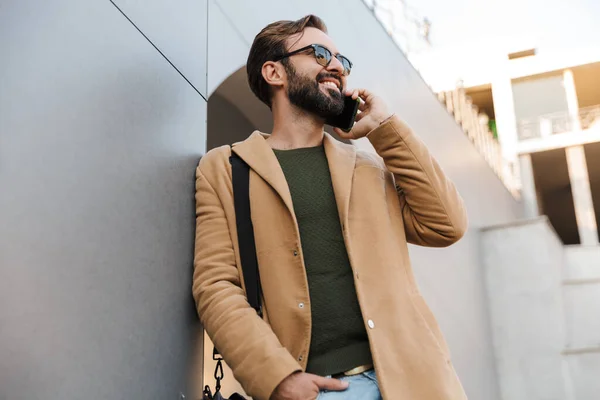 Imagen Hombre Adulto Caucásico Guapo Barbudo Gafas Sol Hablando Smartphone — Foto de Stock