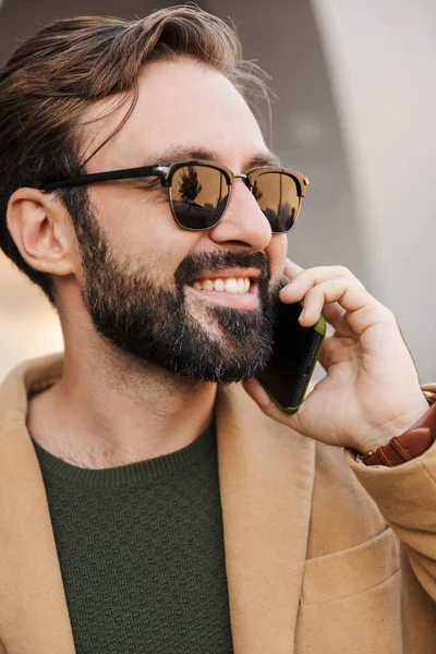 Imagen Hombre Adulto Caucásico Guapo Barbudo Gafas Sol Hablando Smartphone — Foto de Stock