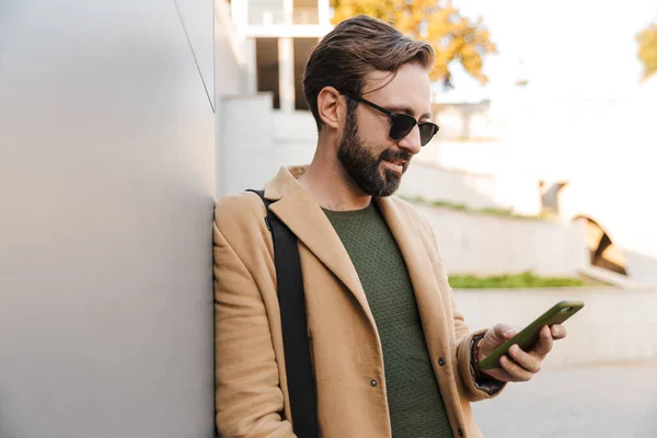 Imagen Hombre Adulto Caucásico Guapo Barbudo Gafas Sol Sosteniendo Smartphone — Foto de Stock