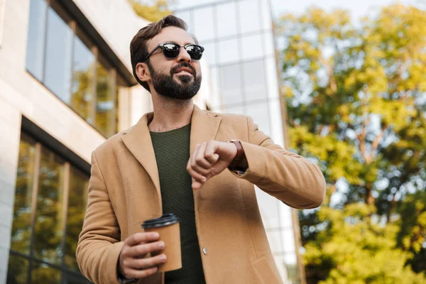 Imagen Hombre Adulto Caucásico Guapo Barbudo Gafas Sol Caminando Por — Foto de Stock