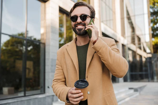 Gözlüklü Yakışıklı Sakallı Yetişkin Bir Adamın Şehir Caddesinde Kahve Fincanıyla — Stok fotoğraf