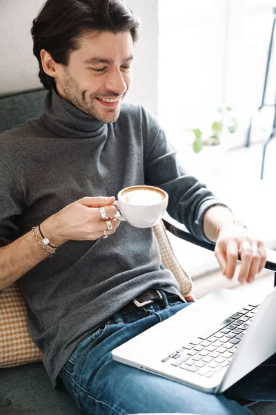 Bild Eines Hübschen Kaukasischen Jungen Mannes Der Laptop Arbeitet Und — Stockfoto