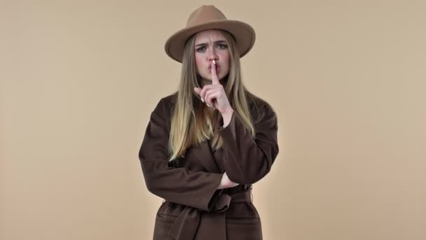 Una Joven Seria Usando Sombrero Abrigo Está Haciendo Gesto Silencio — Vídeo de stock