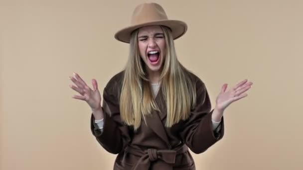 Eine Junge Unzufriedene Frau Mit Hut Und Mantel Schreit Laut — Stockvideo
