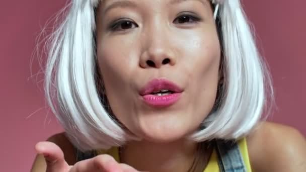 Giovane Felice Positivo Ragazza Asiatica Isolato Sfondo Muro Rosa Parrucca — Video Stock
