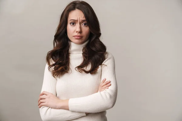 Portrait Une Jolie Jeune Femme Bouleversée Aux Longs Cheveux Bruns — Photo