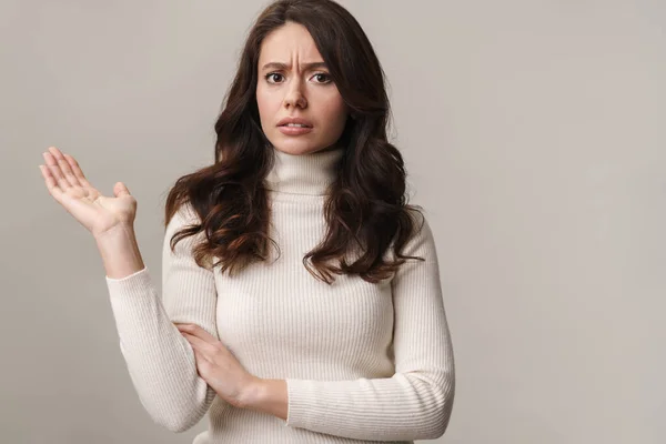 Foto Mujer Seria Caucásica Con Pelo Castaño Largo Apuntando Copyspace —  Fotos de Stock