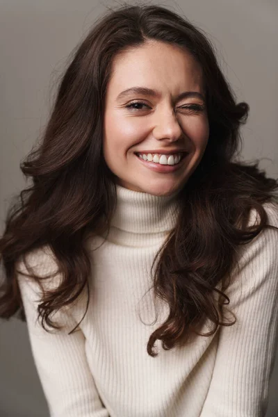 Photo Caucasian Happy Woman Long Brown Hair Smiling Camera Isolated — ストック写真