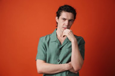 Kırmızı arkaplanda izole edilmiş beyaz adam görüntüsü ve düşüncesi.